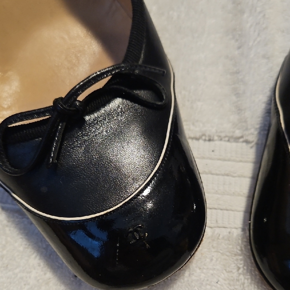 CHANEL Black Leather Ballet Flats with Contrast Trim and Bow - Picture 9 of 13
